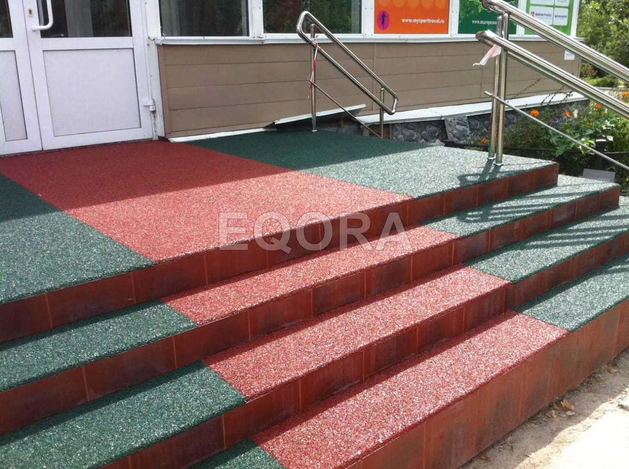 Резиновое покрытие на травмоопасные участки из резиновой крошки в Нововаршавке