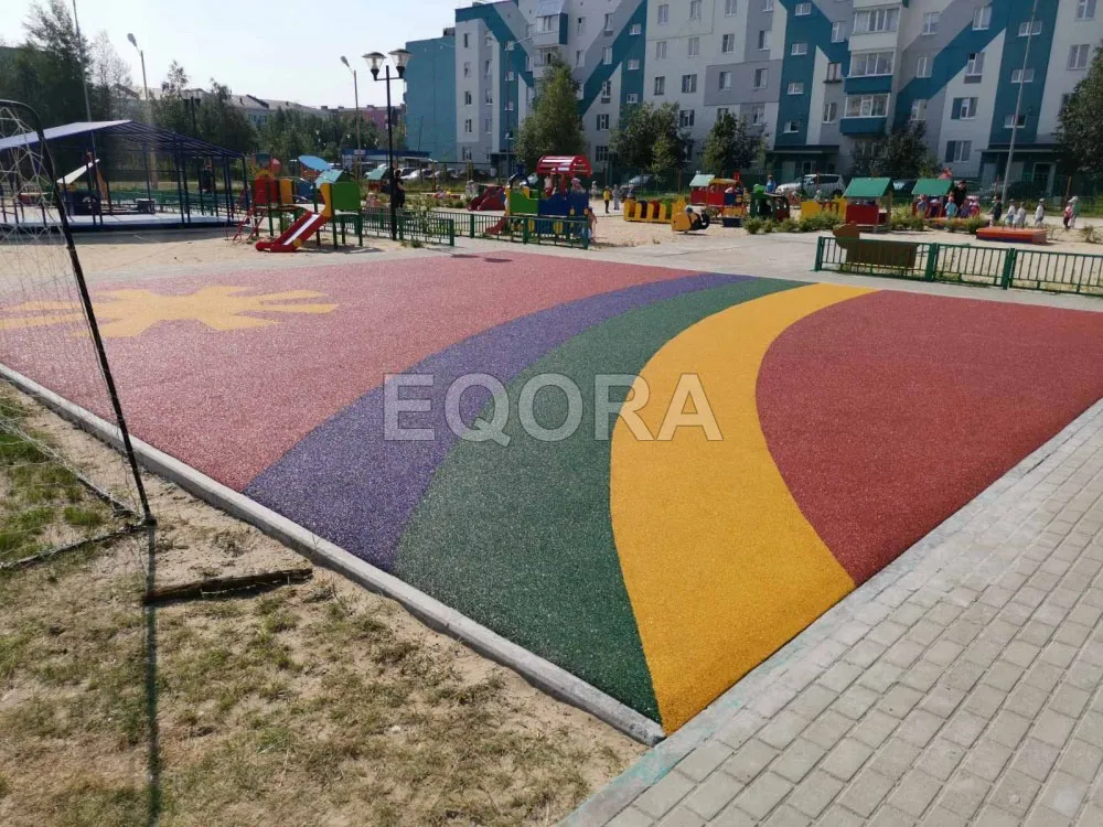 Подходит ли резиновое покрытие для детских площадок в Нововаршавке?